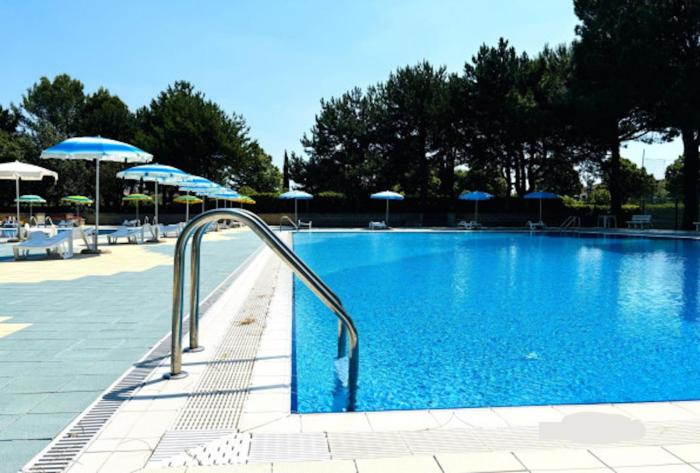 Relaxing stay by the pool