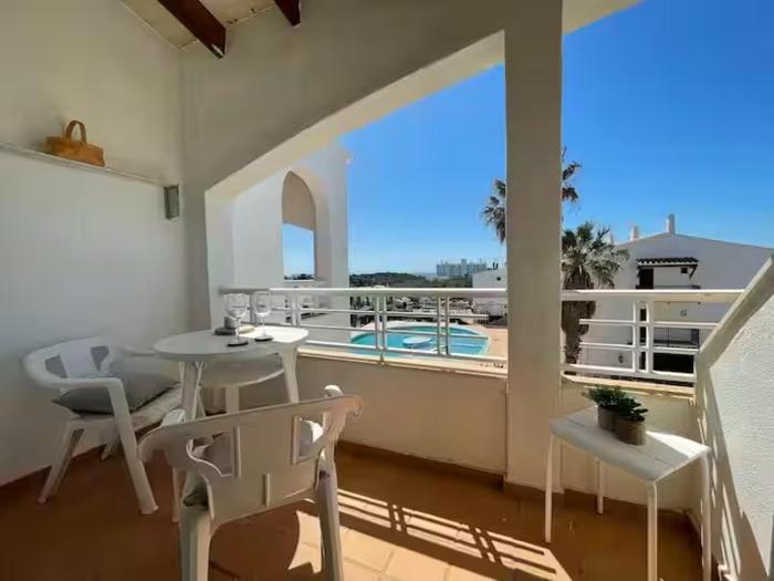 Coqueto apartamento con piscina en Calan Blanes