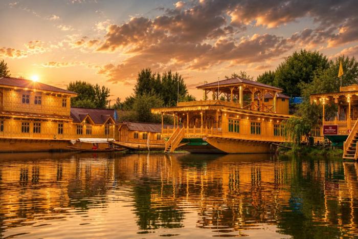 Dilnaaz Group Of Houseboats