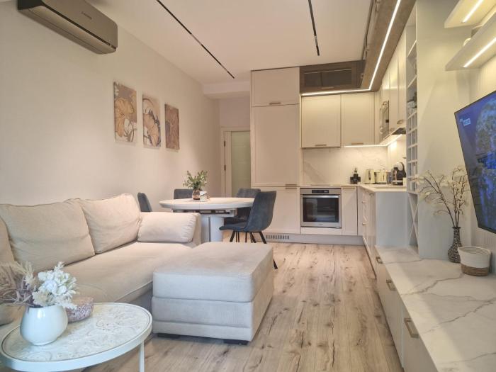 Apartment Marbél - Designer Retreat with FREE parking