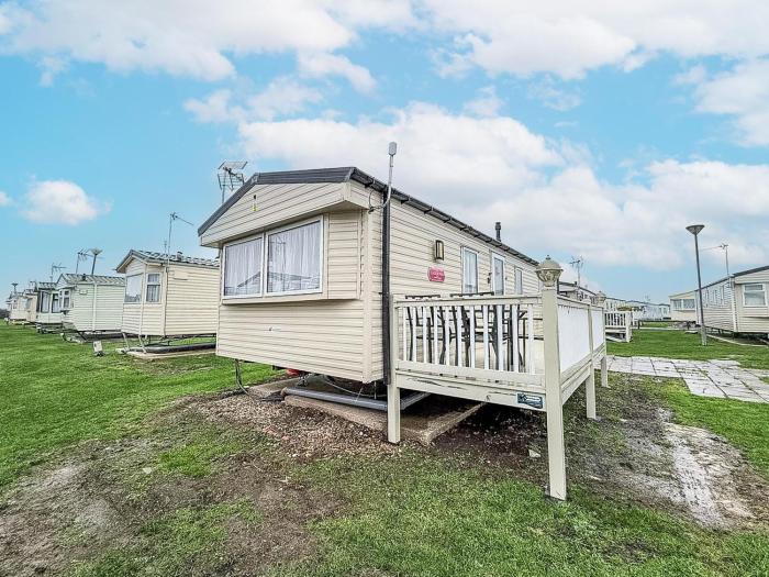 Caravan With Side Decking At St Osyth Beach Holiday Park Ref 28018Td