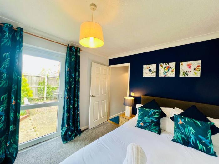 Bright & Sociable Home with Garden Retreat