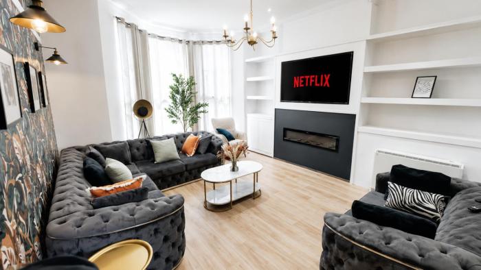 Spacious 5BR Blackpool Home, Cinema Room, Families Welcome, Sleeps 10