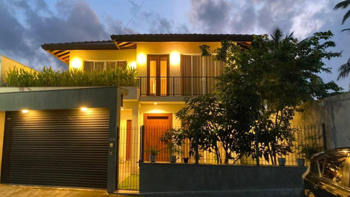 4BR Villa in Gated Community Near Expressway