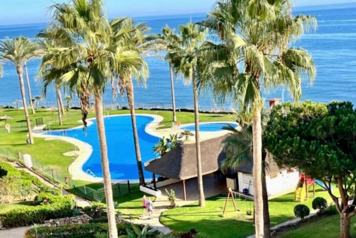 MI CAPRICHO BEACHFRONT 412 - Apartment with terrace and private garden by the sea