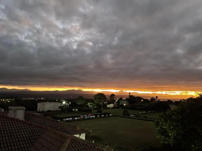 Charming 2-Bedroom Apartment with Ocean and Mountain Views