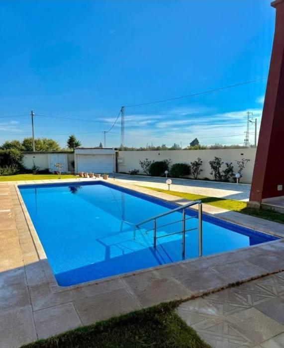 Villa TITOU Avec Piscine & Jardin à Chott Mariem, Sousse
