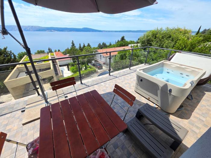 INES 3 Apartment in Novi Vinodolski with terrace and sea view, Jacuzzi, outdoor pool
