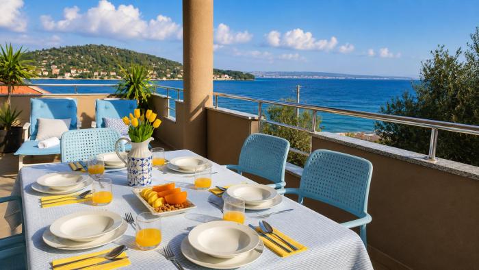 Lolas Place - Beachfront Terrace and Sea View