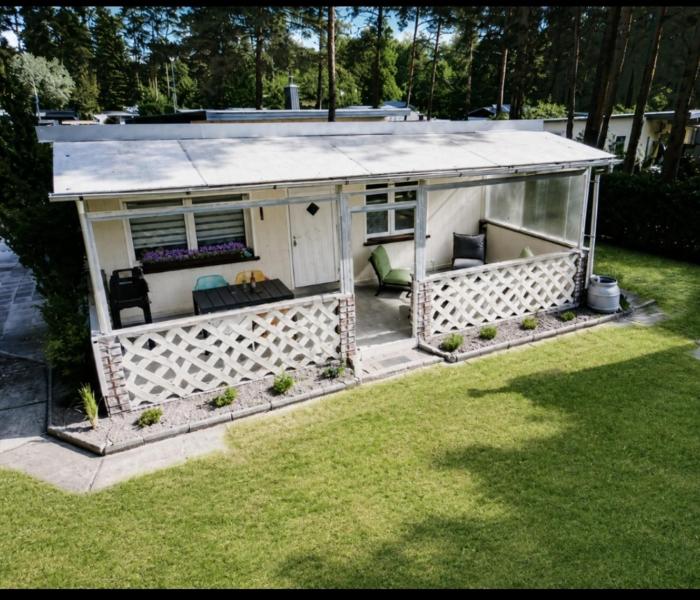 Waldbungalow mit WLAN und Terrasse in Seenähe-Hund willkommen