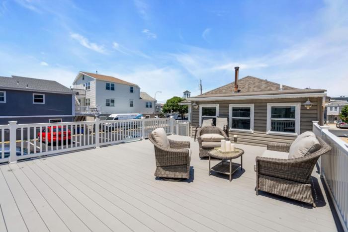 4BR Beach Block Home. Washer-Dryer and Free Parking