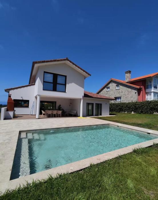 Cala Blanca - exclusivo chalet con piscina y vistas al mar