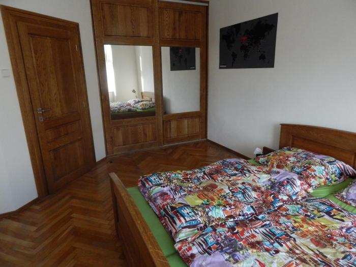 Private oaken room with park view in shared flat