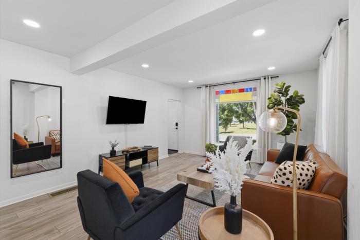 Depot Town 2BR Townhouse - Workspace and Sleep 4