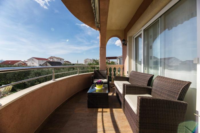 Apartments with parking space Kastel Stafilic, Kastela - 27426