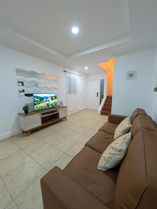 Prime location, AC & easy Road access