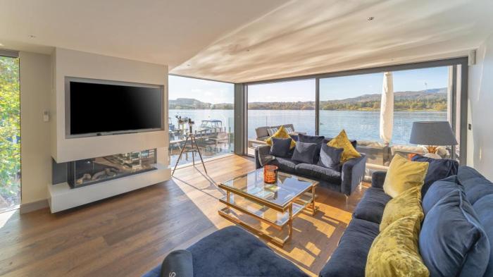 5 Bed in Ambleside oc-lr144