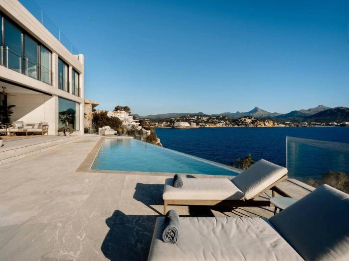 Frontline Villa With Breathtaking Sea Views