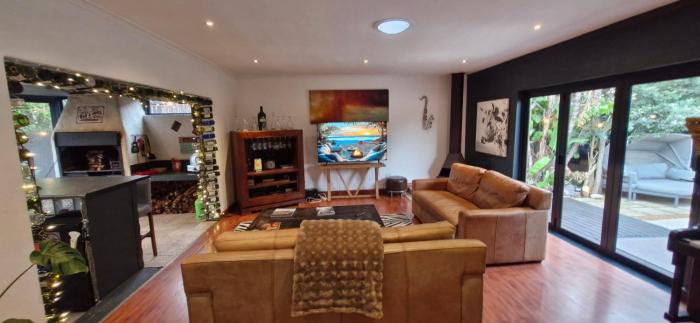 Out of Africa - 5 Bedroom indoor outdoor living with 2 firepits and sunroom