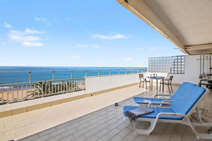 T1 com terraço em frente a praia