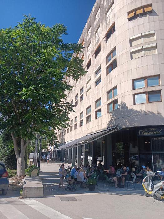 Happy Brothers - Center of Split