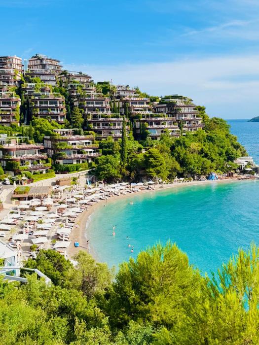 Two-bedroom luxury apartment 2 mins to the sea