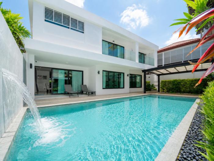 Modern 4-Bedroom in Patong Private Pool Holiday Villa Core Resort Area Sleeps 8 People Walking Distance to the Beach and Nightlife Area