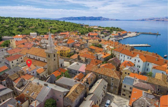 4 Bedroom Cozy Home In Senj