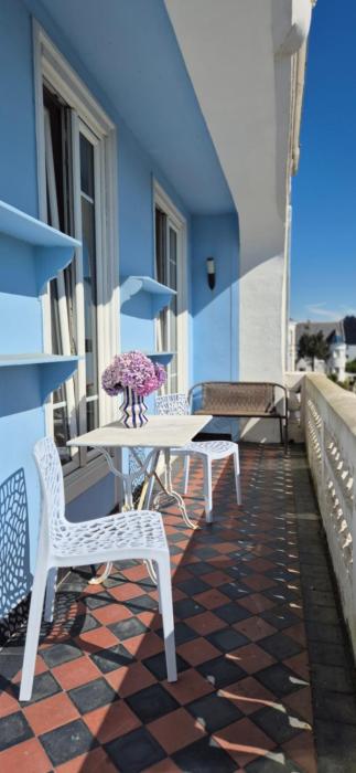 Appt. T3 type Haussmannien vue mer sur port