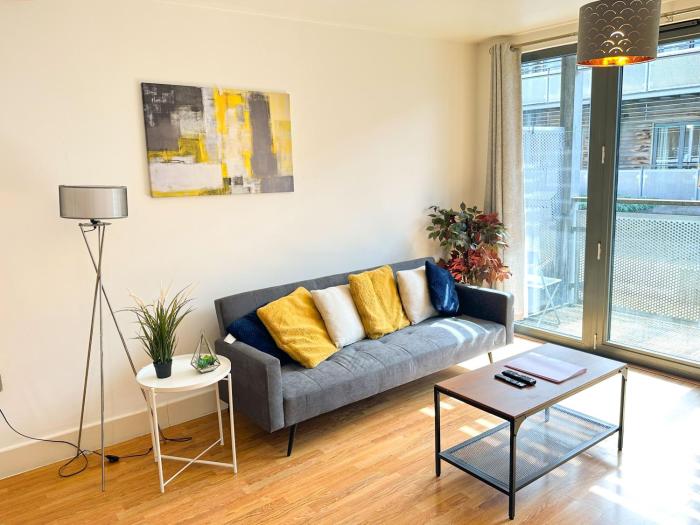 2 Bedroom Flat in Birmingham City Centre with Balcony-8