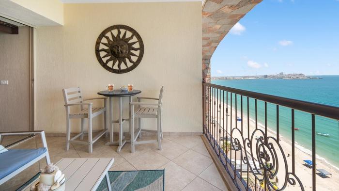 Scenic Luxury Gorgeous Ocean Front Condo