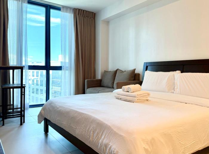 38 Park Ave IT Park with 500Mbps, Pool, & Netflix