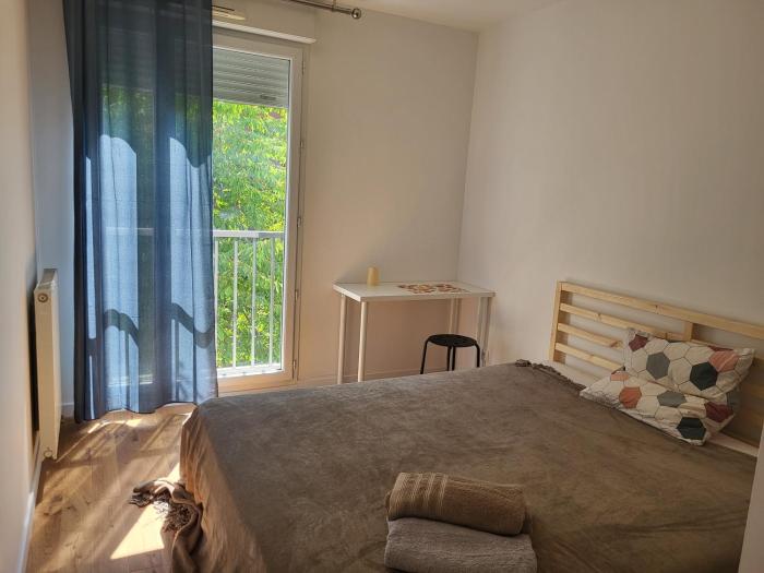 1 chambre double privée et securisée dans un appart avec espace partagé