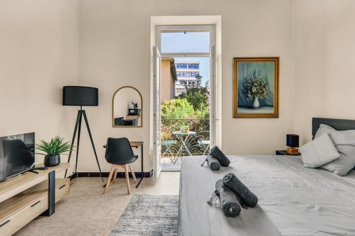 Charming studio, balcony with garden view, Nice Libération
