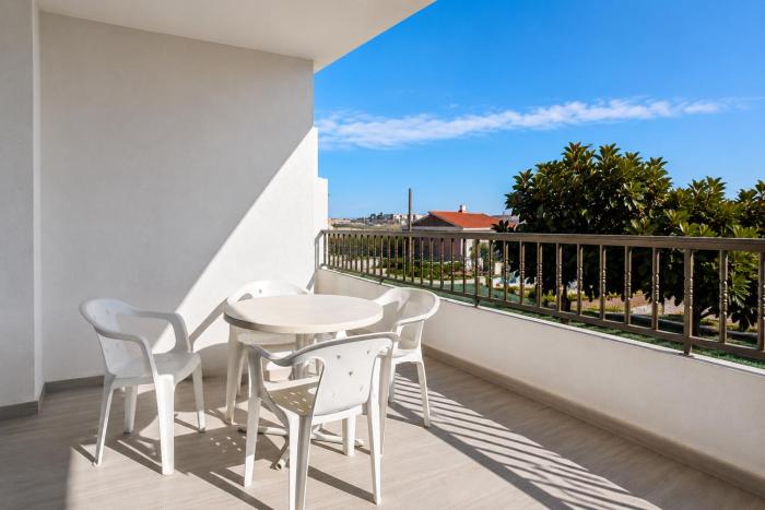 Turyva Tarongers 3 - Modern 2 Bed Holiday Apartment for Families & Couples