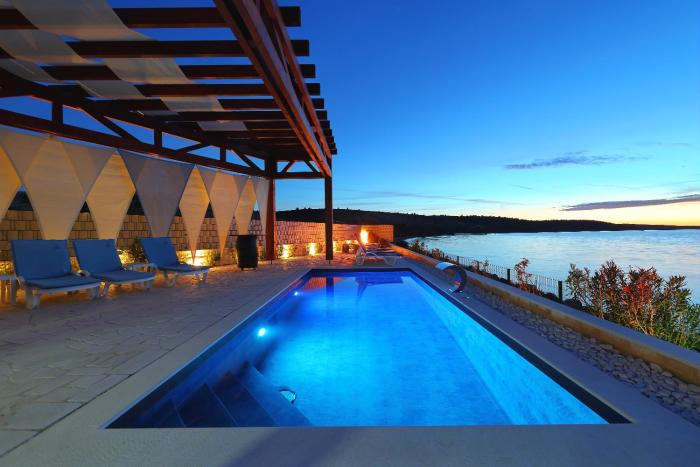 Villa Maritime - Exklusive Strandvilla mit beheiztem Pool, Grillhütte & Meerblick bei Zadar