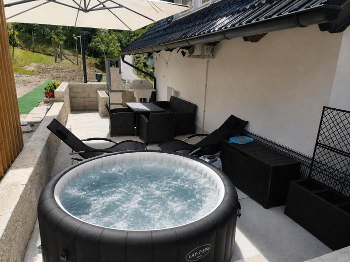 Holiday Home Meadow&Vines with Hot Tub