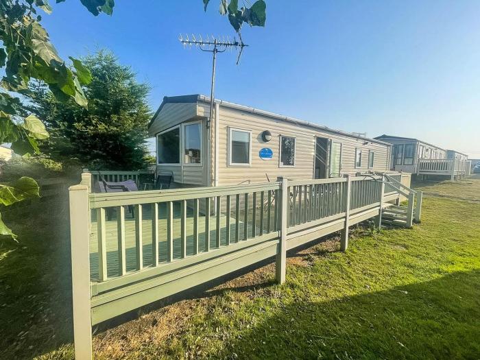 Wonderful 6 Berth Caravan With Decking & River Views At Heacham Beach Ref 21003A