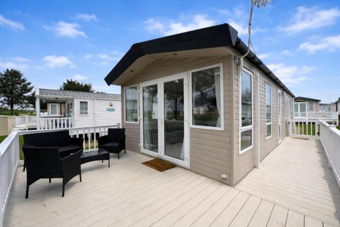 Lovely 8 Berth Caravan For Hire At Norfolks Seashore Haven Park Ref 22044G