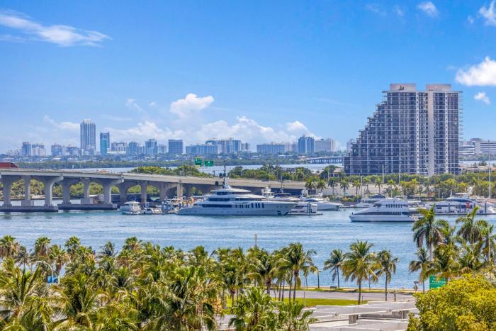 Cozy Bay View Studio Walk to PortMiami Bayside Sleeps 4