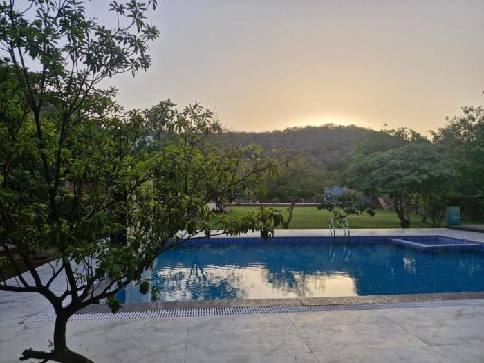 Aravalli Hills golden farm, Luxury Tents & AC rooms with scenic views