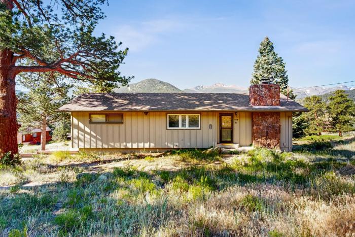 Enjoy Nature from this Charming Cabin with Deck, Fireplace, & Washer and Dryer