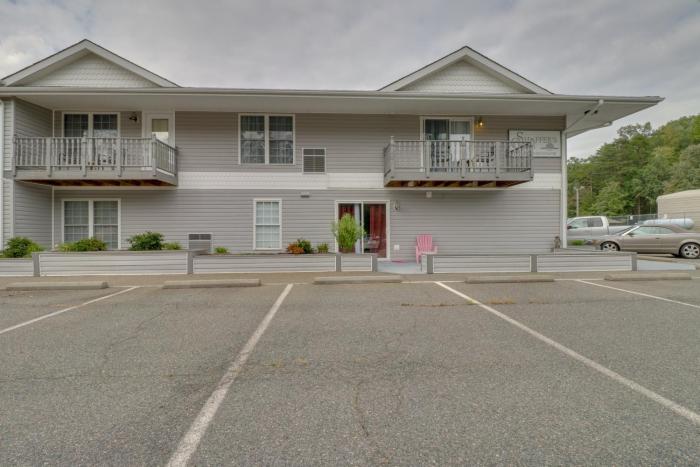 Second-floor condo with full kitchen, washerdryer, central AC, & boat slip use