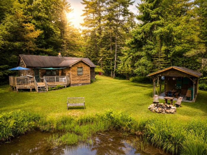 Cozy Cabin w Pavilion Deck Fireplace & FirePit