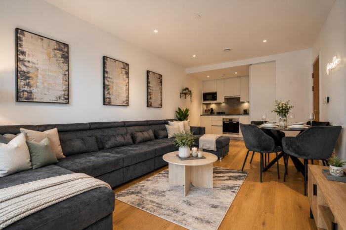 Luxury Stay Near O2 - Sleeps 6 - Balcony