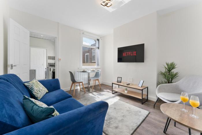Spacious City Home En-Suites Sleeps 6 - Perfect for Contractors Business Travelers and Families - Free Parking