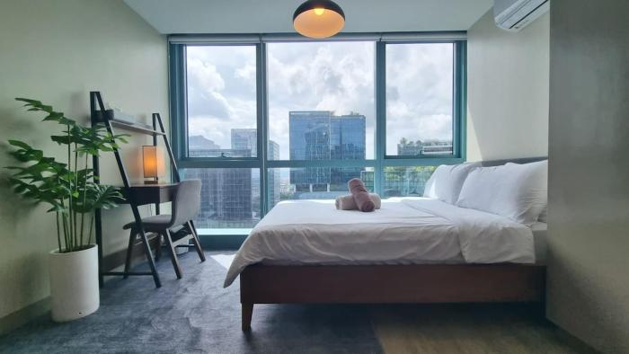 Calming 1-BR Fast WIFI Uptown BGC Stunning Views