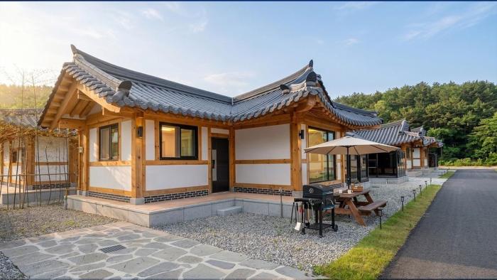 Gangneung Harang Hanok Pool Villa