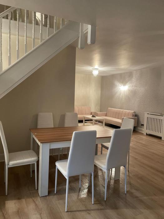The Harlington Garden House 5BR with Large Garden