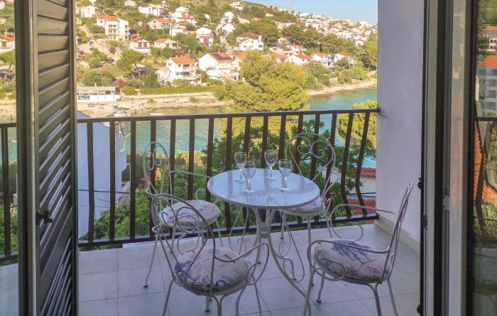 Beautiful Apartment In Okrug Gornji With Wifi